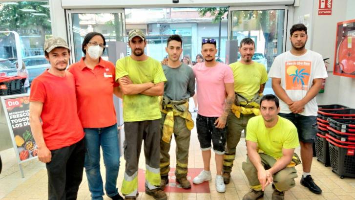 El gesto de una cajera de un DIA con unos bomberos que enamora a España: 