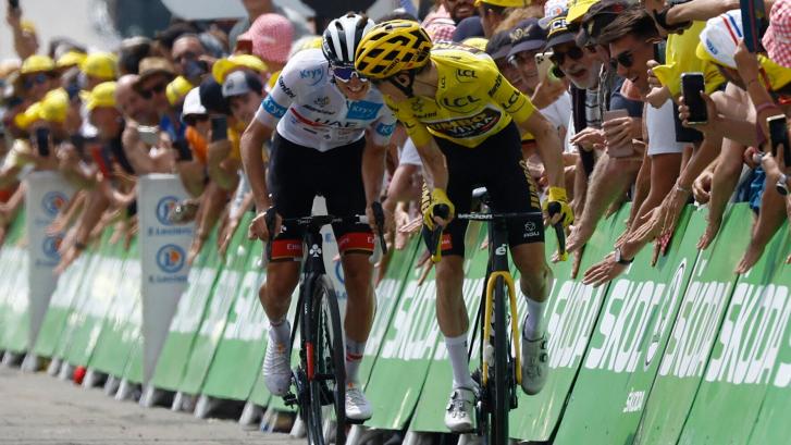 El admirable gesto de Vingegaard, líder del Tour, con su rival Pogacar mientras ambos se jugaban la carrera