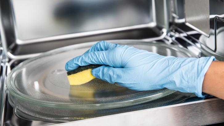 Cómo acabar con la grasa del microondas en menos de 10 minutos