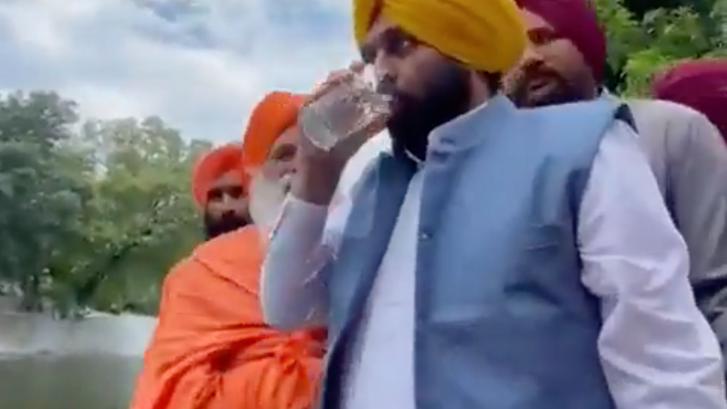 Un político indio bebe agua contaminada de un río para demostrar que estaba limpia... y acaba ingresado