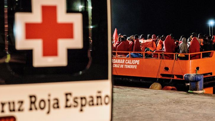 Una treintena de migrantes intentan huir de un avión que aterrizó de emergencia en Barcelona por un falso parto