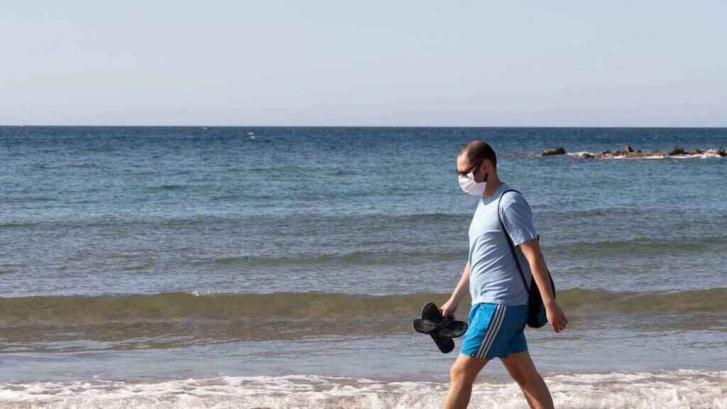 Mascarillas en playas y piscinas: Andalucía obligará a llevarlas en todos los espacios públicos