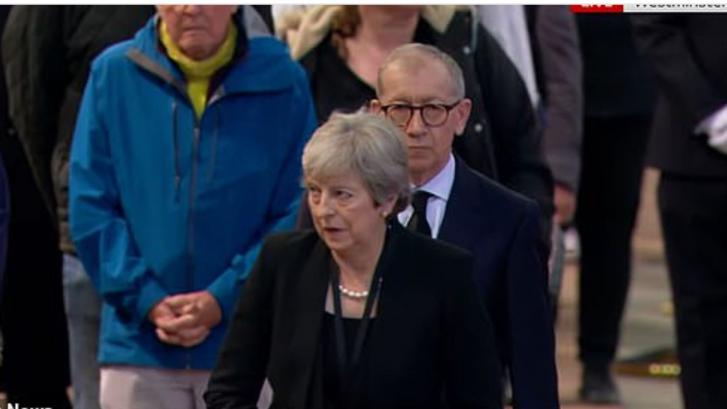 May, exprimera ministra de Reino Unido, hace cola en Westminster para despedir a Isabel II