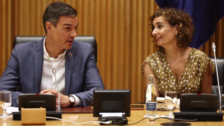 Montero confirma que el impuesto a las energéticas y a la banca se 