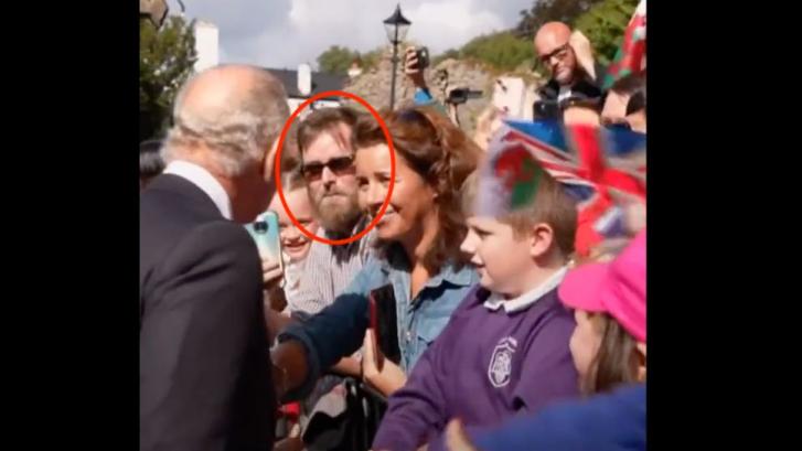 Este británico da la vuelta al mundo con el duro reproche que ha hecho a Carlos III