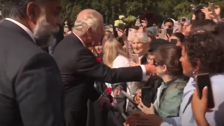 Un guardaespaldas de Carlos III, viral por lo que dice a una mujer mientras el rey saluda a la gente
