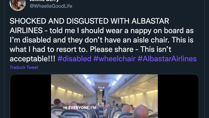 Así ha tenido que ir una mujer con discapacidad al baño de un avión: 