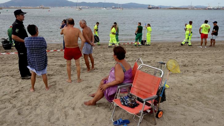 Prohibida la pesca y el baño en una playa de la bahía de Algeciras por otro vertido de fuel