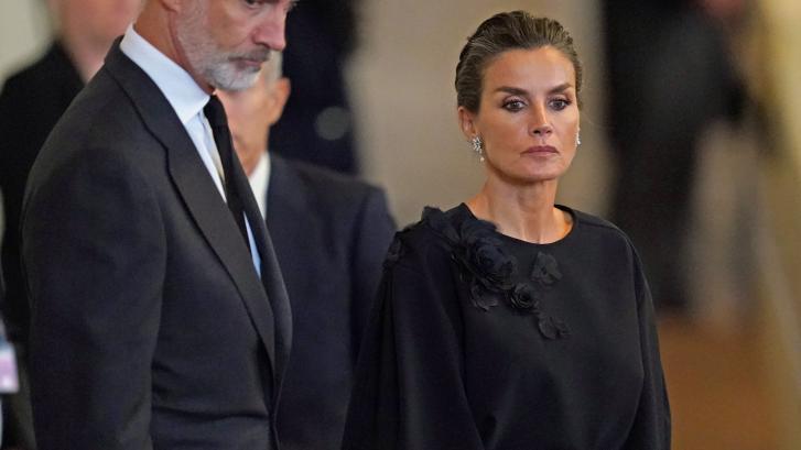 El hilo con fotos de la reina Letizia que arrasa en Twitter: frases de madre