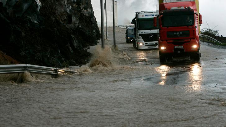 Canarias, en alerta máxima por el inminente ciclón tropical 'Ten': pide evitar desplazamientos y suspende clases el lunes