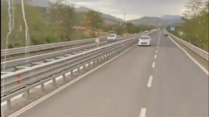 Más de un millón de personas han visto ya la escena más surrealista grabada en una carretera