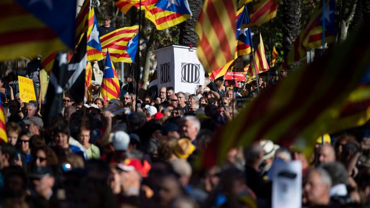 Miles de personas se concentran en Barcelona en el quinto aniversario del 1-O