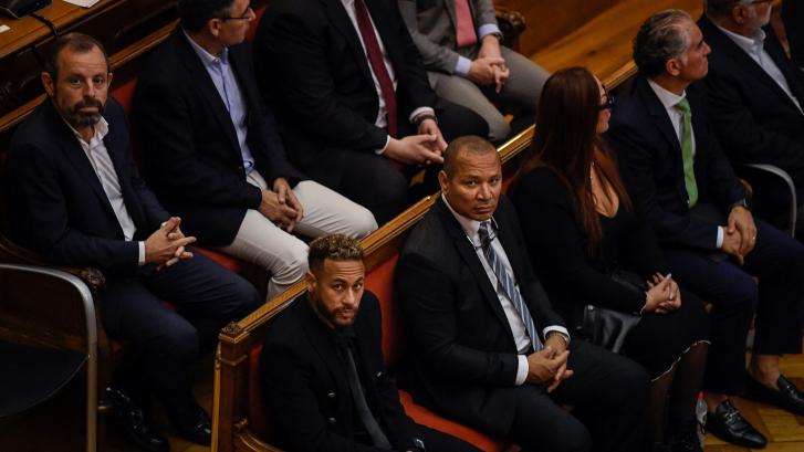 Neymar, Rosell y Bartomeu se sientan en el banquillo por el fichaje del brasileño para el Barça