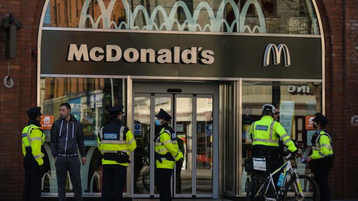 Cuatro exdirectivos de McDonald's, bajo custodia por sospecha de evasión fiscal