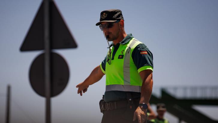 Varios jóvenes cortan el tráfico tras tumbarse en una carretera en Arrecife (Lanzarote)