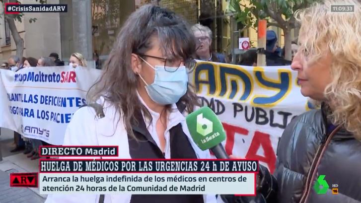 Una sanitaria protesta en Madrid por el nuevo plan de Urgencias y le manda este mensaje a Ayuso