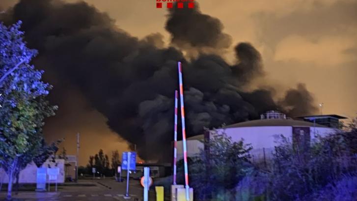 Un incendio en la depuradora de El Prat de Llobregat obliga a activar el plan de emergencia de riesgo químico