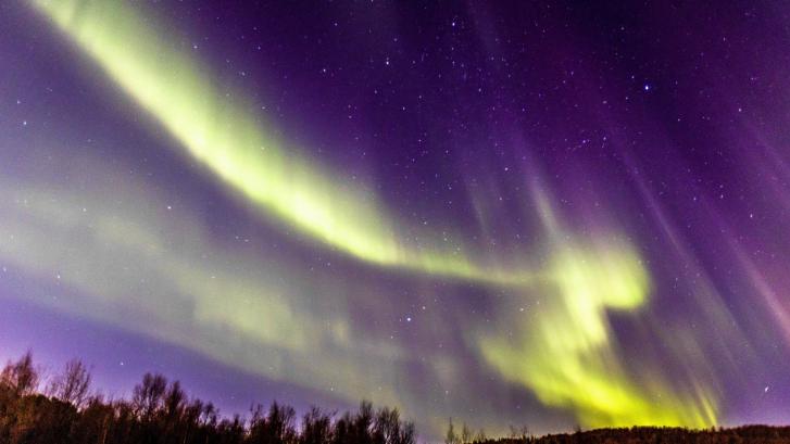 Una aurora boreal poco común ilumina de rosa el cielo de Noruega