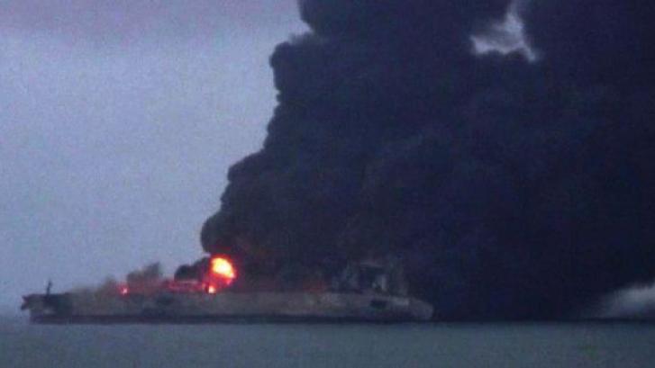 El accidente de un petrolero en China hace temer una catástrofe ambiental
