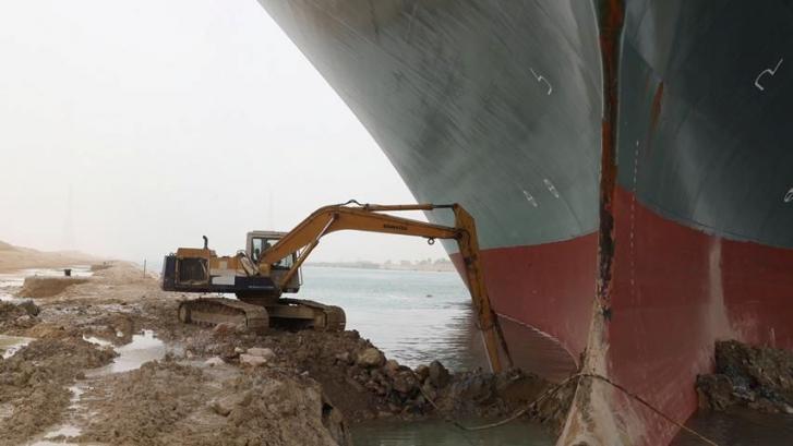 El conductor de la excavadora del Ever Given dice que no le han pagado las horas extra tras trabajar 21 horas al día