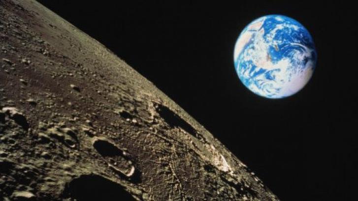 SpaceX enviará a dos turistas alrededor de la Luna en 2018