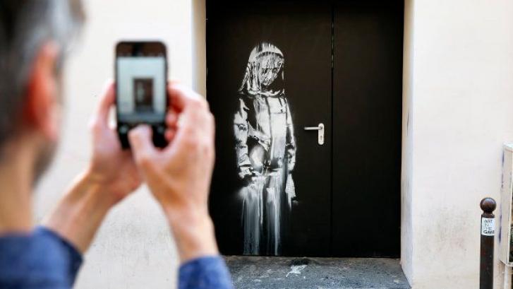 Roban en París un Banksy pintado en una puerta de la sala Bataclan