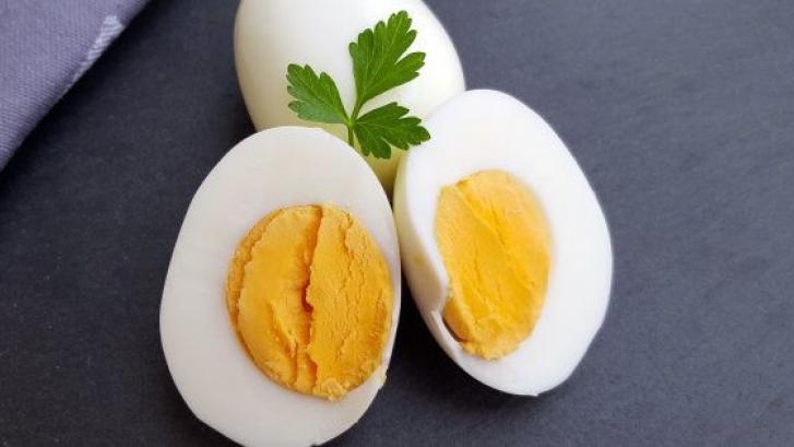 Por qué no debes nunca calentar un huevo duro en el microondas