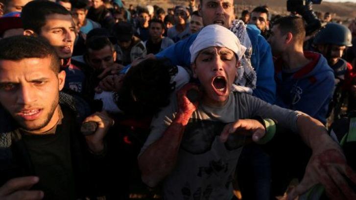 Un palestino muerto y un centenar de heridos en enfrentamientos con soldados israelíes