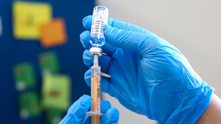 Detectan tres primeros casos de coágulos en arterias tras recibir la vacuna de AstraZeneca
