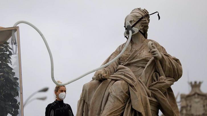 Varios activistas de Greenpeace, detenidos por ponerle una mascarilla a la Cibeles