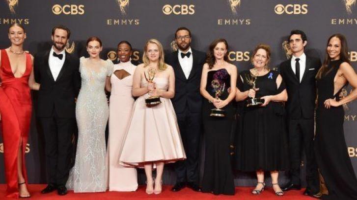 'El cuento de la criada' hereda la corona de 'Juego de Tronos' en los Emmy