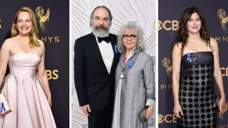Qué significan los lazos azules que algunos famosos llevaron en los Emmy