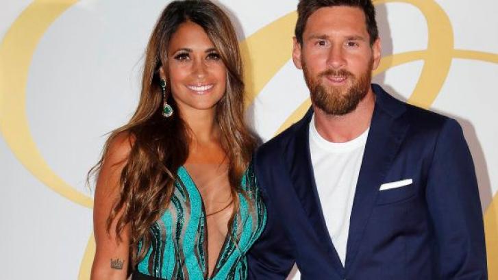 La mujer de Messi tiene que aclarar una foto de su hijo por su camiseta