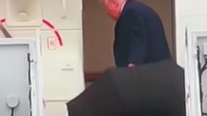 Trump no se molesta ni en cerrar su paraguas al entrar en el avión presidencial