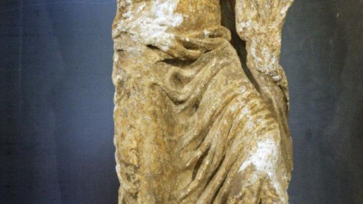 Hallan una escultura centenaria en las obras de la Catedral de Santiago