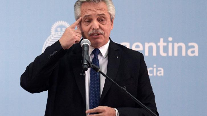 El presidente de Argentina critica la retirada de libros LGTBI en Castellón y señala directamente a este partido