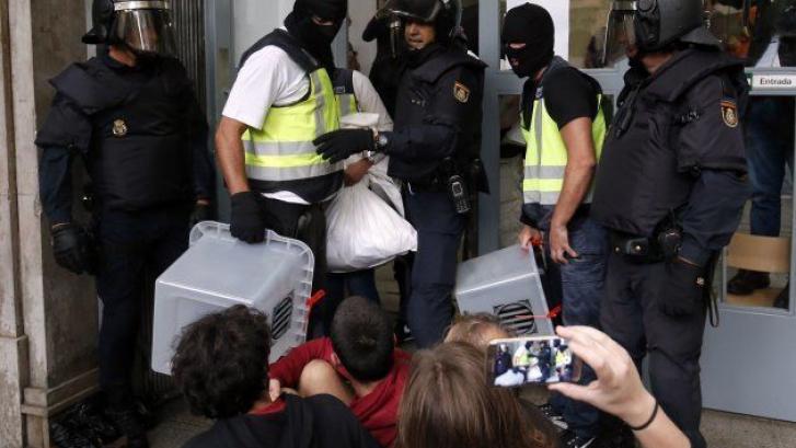 El juez procesa a 45 policías por su actuación el 1-O en Cataluña