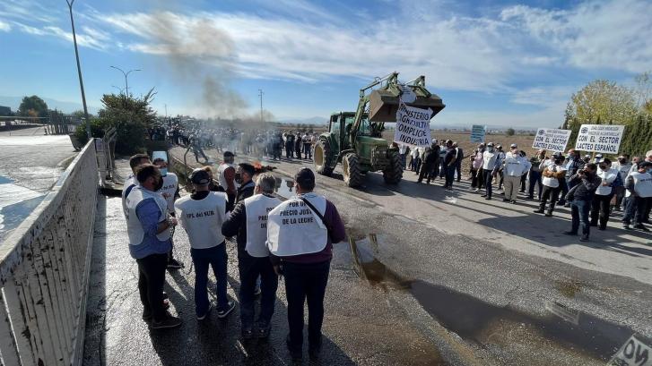 Ganaderos irrumpen en una fábrica de Puleva en Granada para exigir precios justos para la leche