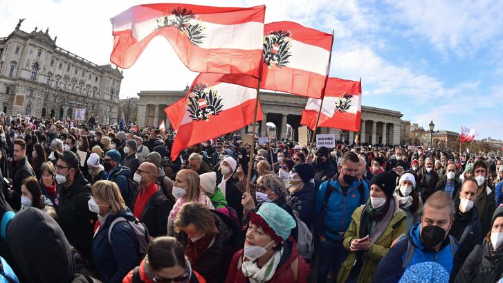 Miles de personas, convocadas por la extrema derecha, protestan en Viena contra el confinamiento