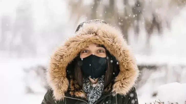 Cuidado con la mascarilla en invierno si no quieres que te proteja menos