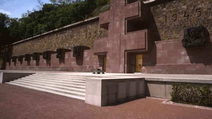 Un memorial a los caídos en la Segunda Guerra Mundial, profanado por antivacunas con simbología nazi