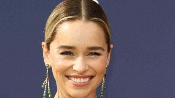 Emilia Clarke estrena cambio de 'look' a lo Brad Pitt