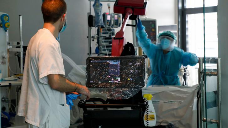 Los médicos piden que se informe del dato que no se suele dar sobre las UCI en España