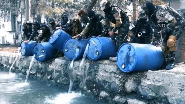 Los talibán vierten 3.000 litros de alcohol a un canal de Kabul