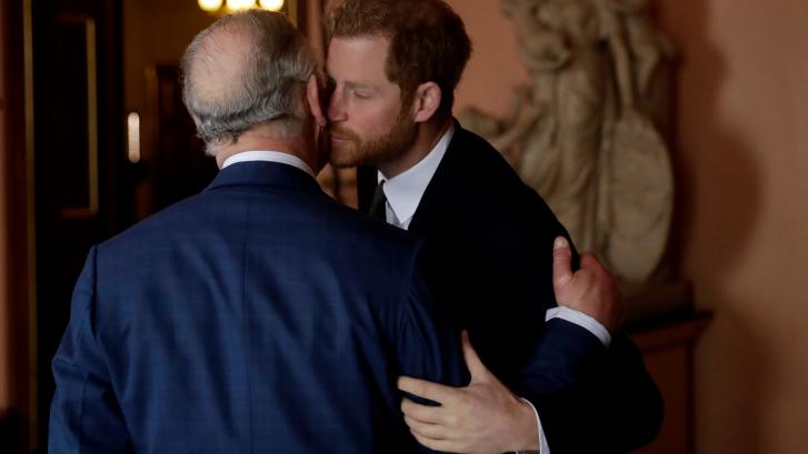 El comentario del príncipe Carlos sobre Harry que la prensa británica ve como señal de paz
