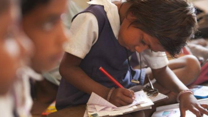Una niña india de 9 años gestiona una biblioteca en su barrio