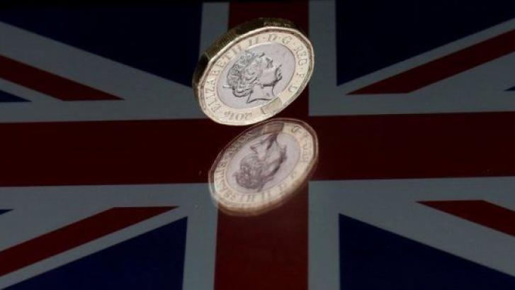 La libra cae el 1,2% frente al euro tras el sondeo a pie de urna en Reino Unido