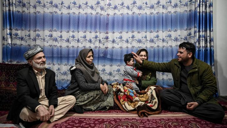 El bebé extraviado en el caos del aeropuerto de Kabul regresa con su familia