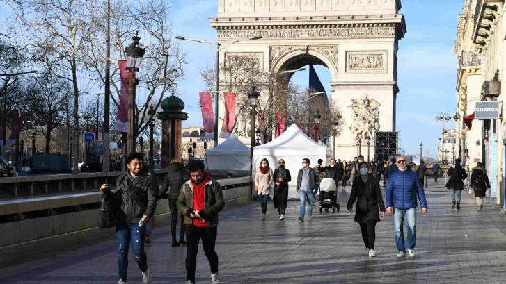 La Justicia suspende la obligación de llevar mascarilla al aire libre en París