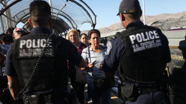 El Gobierno de EEUU niega la renovación del pasaporte a hispanos estadounidenses en la frontera